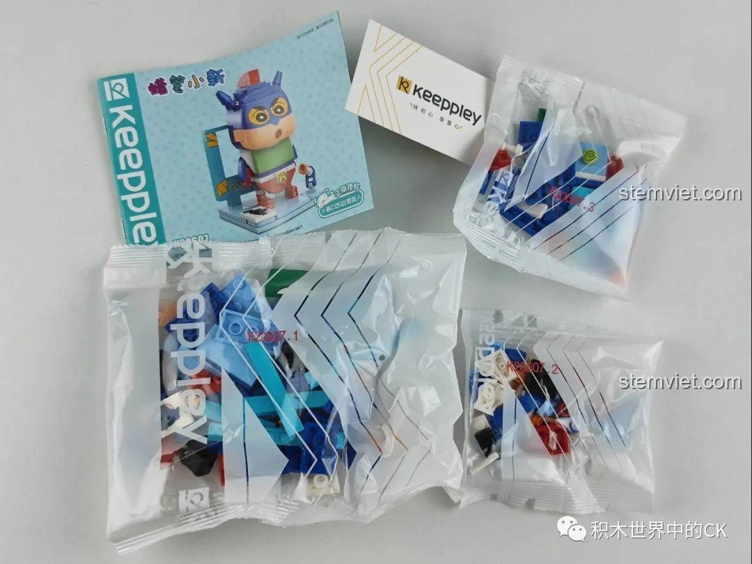 Bên trong hộp đồ chơi lắp ráp Keeppley K20607 Shin-chan Siêu Nhân, review Keeppley K20701 Edogawa Conan.