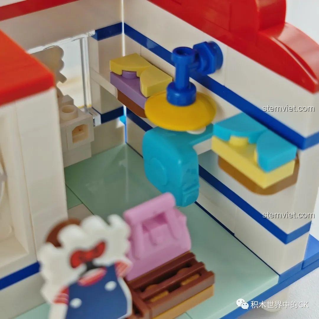 Nội thất bên trong mô hình Sweet Dream Ice Cream House Keeppley K20808 My Melody, với sàn caro và quầy phục vụ.