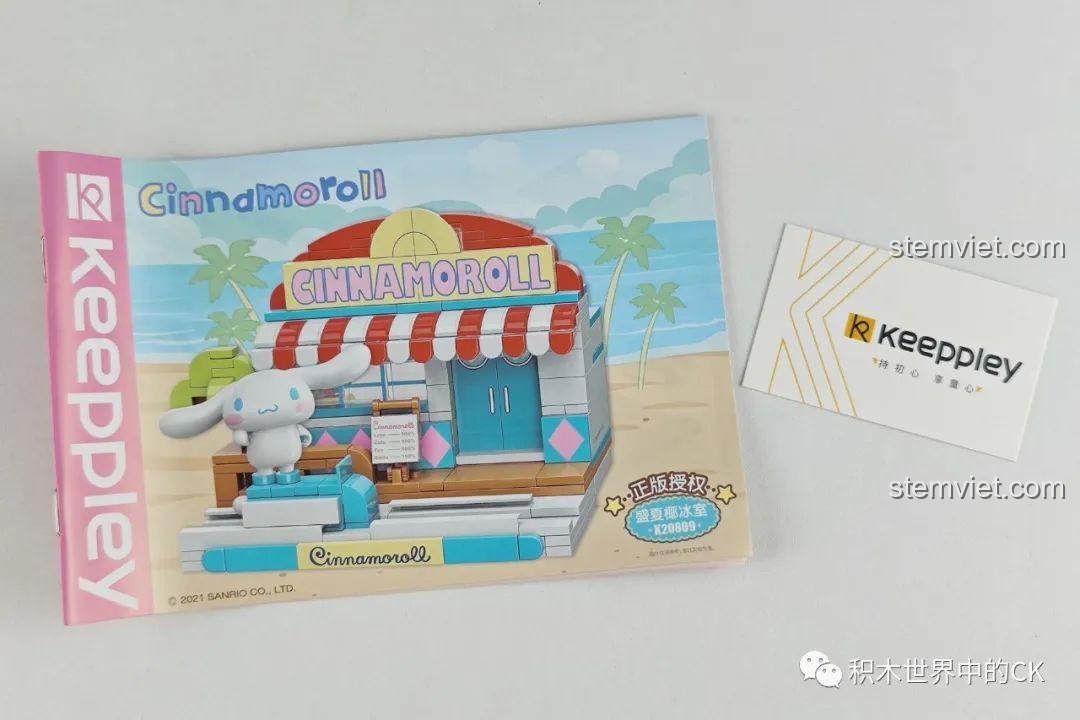 Sách hướng dẫn lắp ráp bộ Keeppley K20809 Summer Coconut Ice Room Cinnamoroll và thẻ thương hiệu Keeppley.