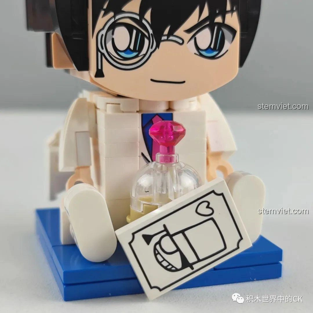 Chi tiết mô hình đồ chơi lắp ráp Keeppley Kid K20703, với chai nước hoa và lá bài ma thuật, đặc trưng của siêu trộm Kid.