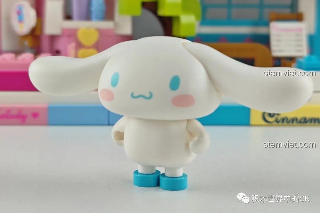 Cận cảnh nhân vật Pompompurin từ bộ đồ chơi lắp ráp Keeppley Sanrio, với chiếc mũ bánh pudding và biểu cảm vui tươi.