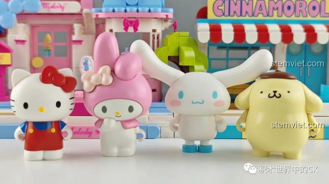 Cận cảnh nhân vật Pompompurin, Shin-chan và Doraemon đứng cạnh nhau, tạo nên một cảnh tượng vui nhộn.