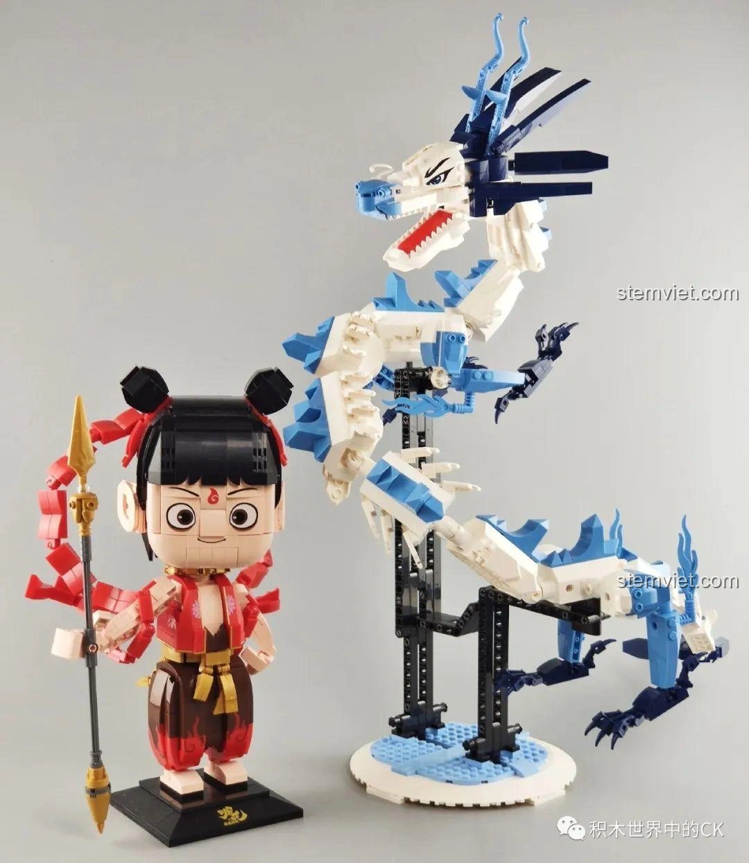 Mô hình Rồng Ngao Bính Keeppley S0102 được tạo dáng bay lượn uyển chuyển trên đế trưng bày, thể hiện sự linh hoạt.