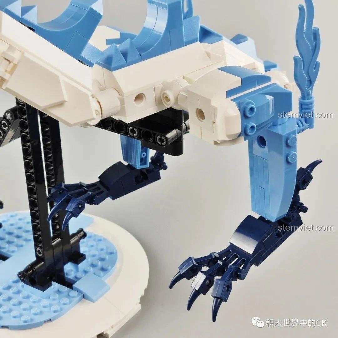 Góc nhìn cận cảnh khác của chân mô hình Rồng Ngao Bính Keeppley S0102, thể hiện sự cân đối và chi tiết.