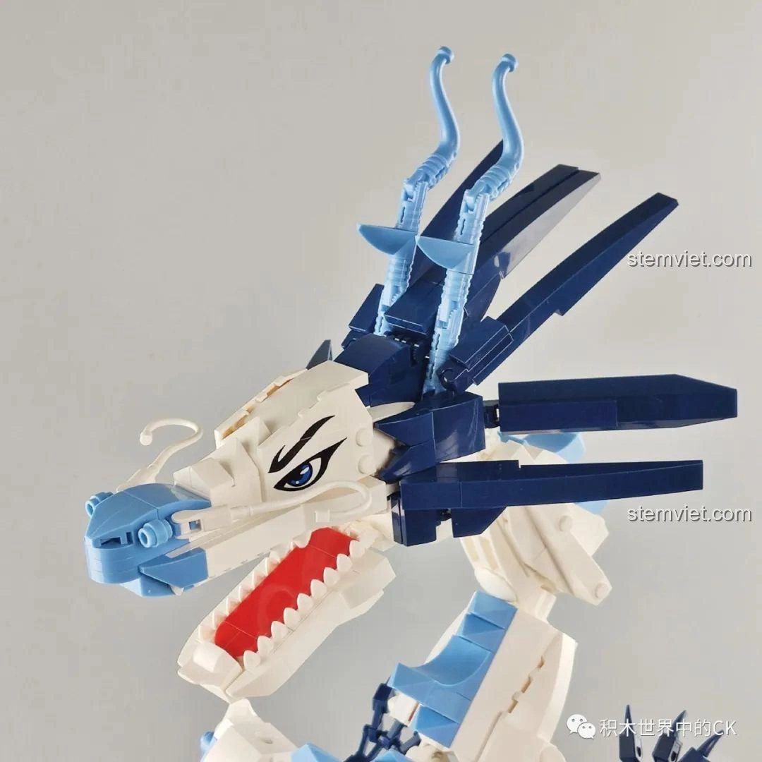 Cận cảnh đầu của mô hình Rồng Ngao Bính Keeppley S0102, nổi bật đôi mắt sắc sảo, sừng và hàm răng.