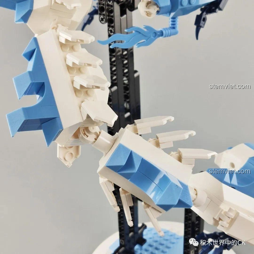 Cận cảnh phần đuôi của mô hình Rồng Ngao Bính Keeppley S0102, với các vây và khớp nối linh hoạt.