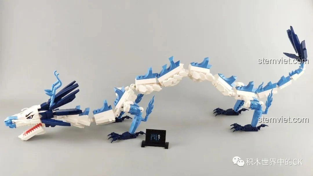 Mô hình Rồng Ngao Bính Keeppley S0102 đã hoàn thiện phần thân và đầu, sẵn sàng để trưng bày hoặc chơi.