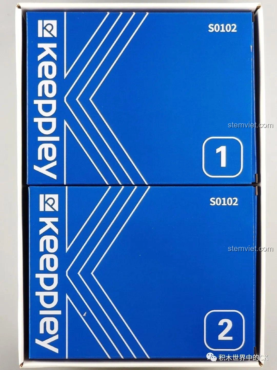 Hai hộp nhỏ bên trong bộ lắp ghép Rồng Ngao Bính Keeppley S0102, được đánh số 1 và 2 để dễ dàng phân loại mảnh ghép.