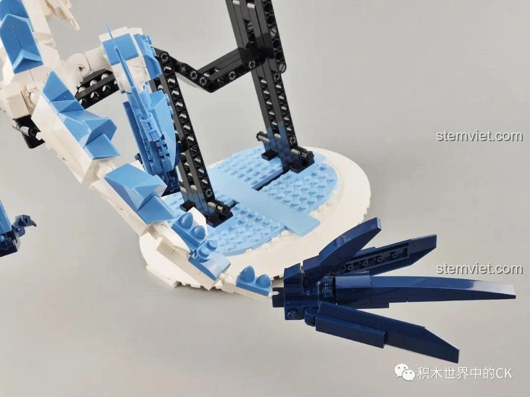 Mô hình Rồng Ngao Bính Keeppley S0102 được trưng bày cùng các mô hình khác trong series Na Tra, tạo cảnh tượng chiến đấu.