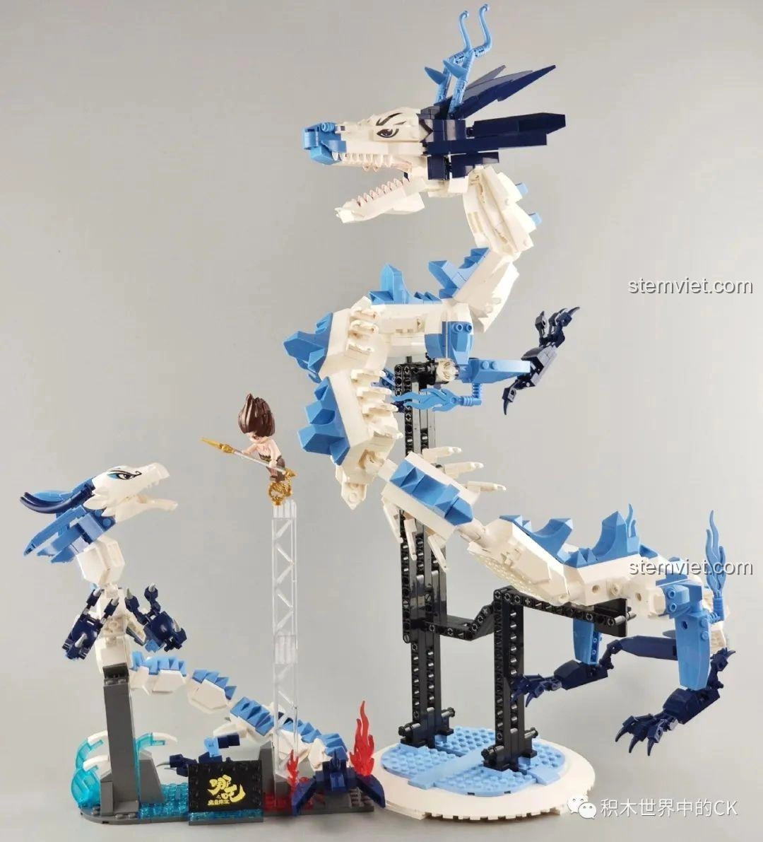 Mô hình Rồng Ngao Bính Keeppley S0102 đứng cạnh mô hình Na Tra, tái hiện cặp đôi huyền thoại trong phim.