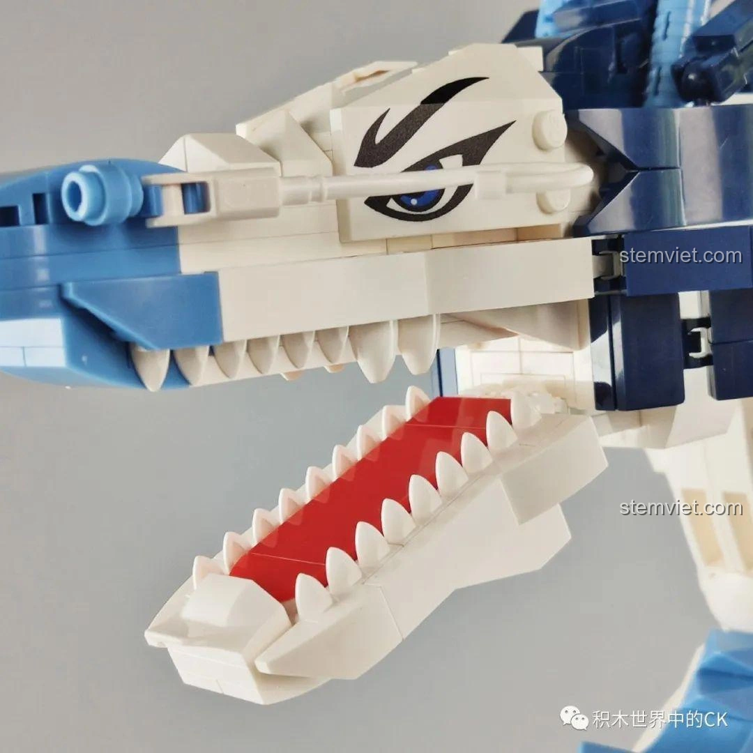 Cận cảnh hàm răng sắc nhọn và lưỡi đỏ của mô hình Rồng Ngao Bính Keeppley S0102, thể hiện sự chi tiết trong thiết kế.