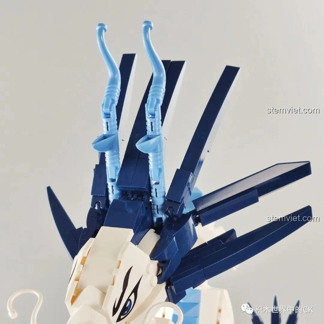 Cận cảnh chi tiết sừng và các vây trên đầu của mô hình Rồng Ngao Bính Keeppley S0102, màu xanh đậm nổi bật.