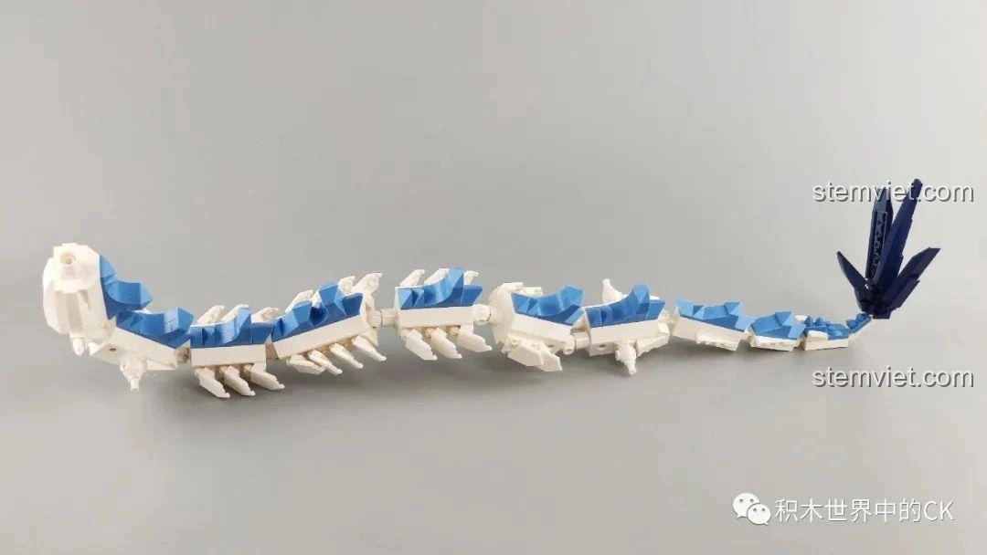 Quá trình lắp ráp phần thân của mô hình Rồng Ngao Bính Keeppley S0102, với các khớp nối linh hoạt cho phép tạo dáng.