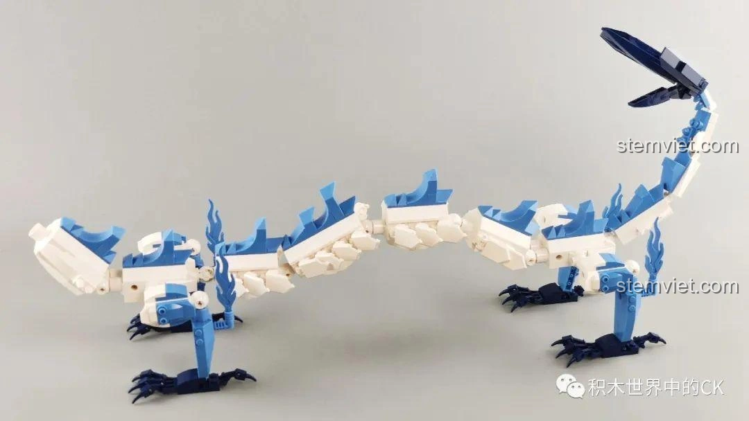 Mô hình Rồng Ngao Bính Keeppley S0102 với phần thân dài và uyển chuyển, các chi tiết vây và chân đã được lắp ráp.