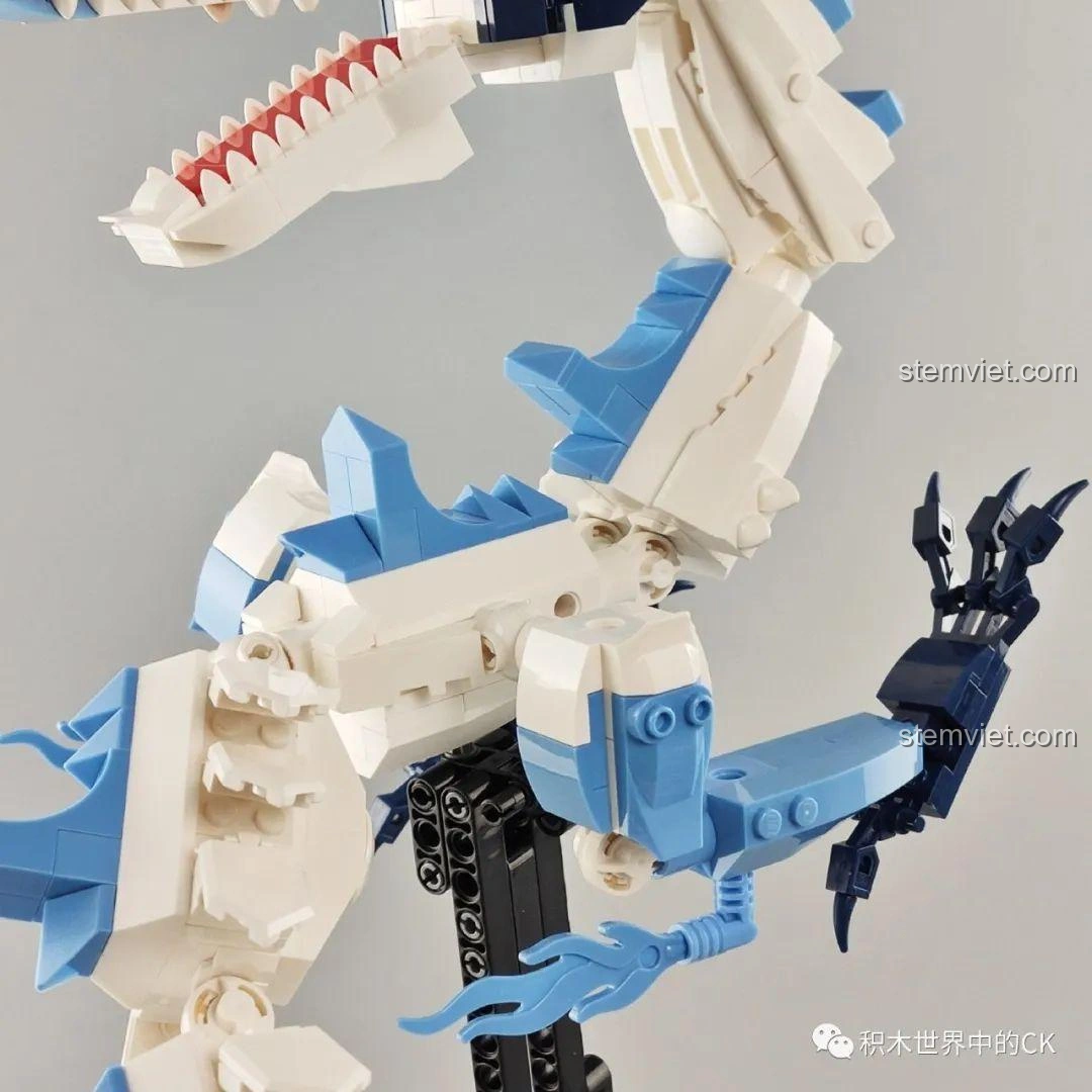 Cận cảnh phần thân của mô hình Rồng Ngao Bính Keeppley S0102, với các vây xanh và khớp nối linh hoạt.