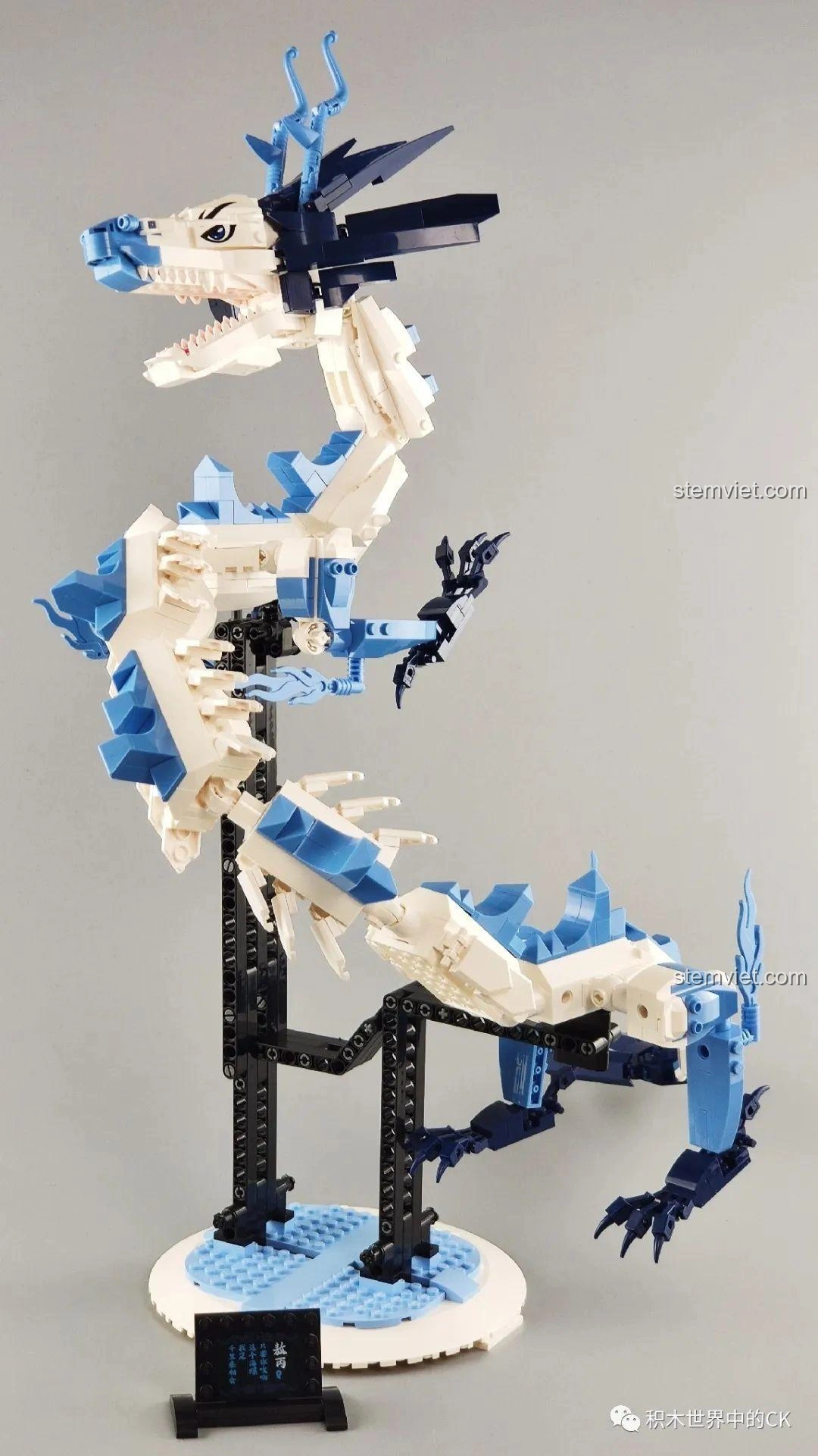 Mô hình Rồng Ngao Bính Keeppley S0102 đã hoàn thiện, được đặt trên đế trưng bày màu đen và xanh, tạo dáng bay lượn.