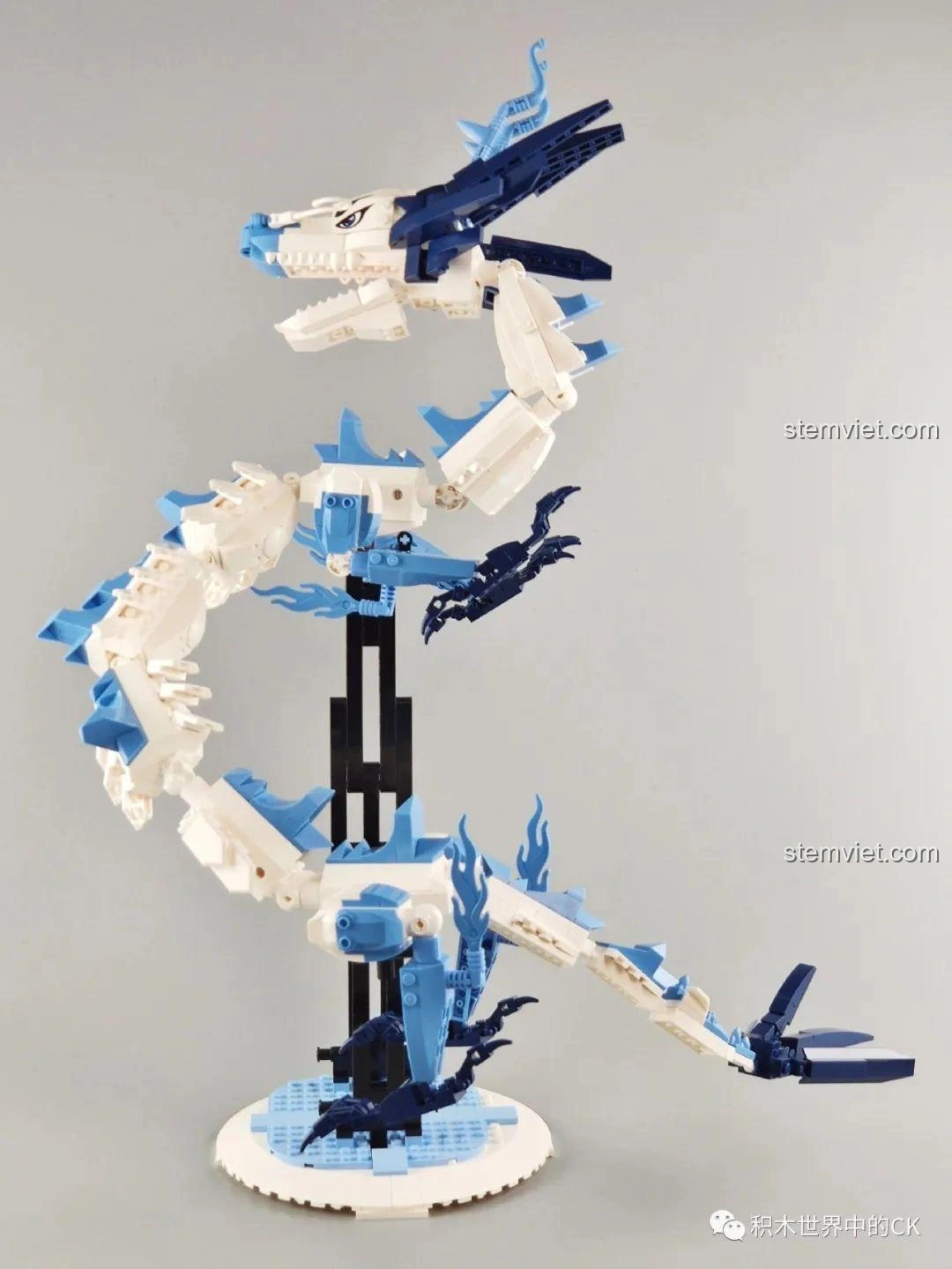 Góc nhìn khác của mô hình Rồng Ngao Bính Keeppley S0102 trên đế trưng bày, thể hiện chi tiết vây và chân rồng.