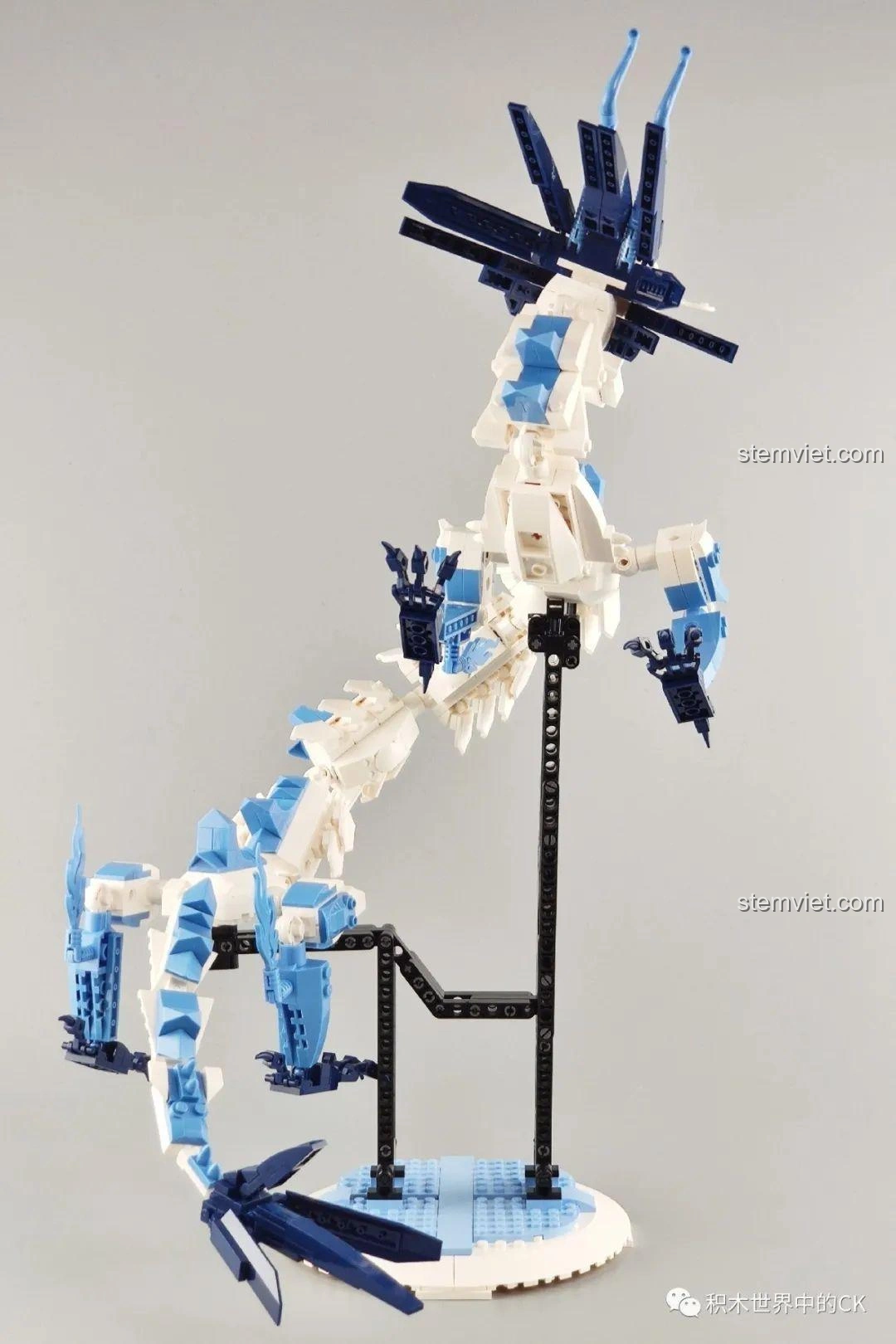 Mô hình Rồng Ngao Bính Keeppley S0102 được tạo dáng bay lên cao trên đế trưng bày, thể hiện tính linh hoạt của các khớp.