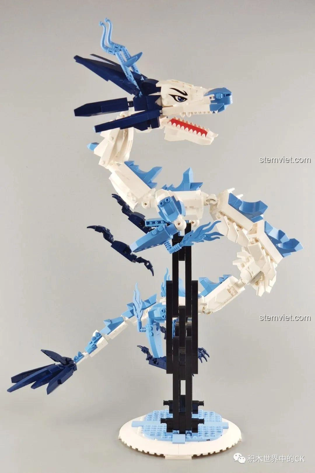 Góc nhìn cận cảnh tổng thể mô hình Rồng Ngao Bính Keeppley S0102 trên đế trưng bày, nổi bật các chi tiết vây và đầu rồng.