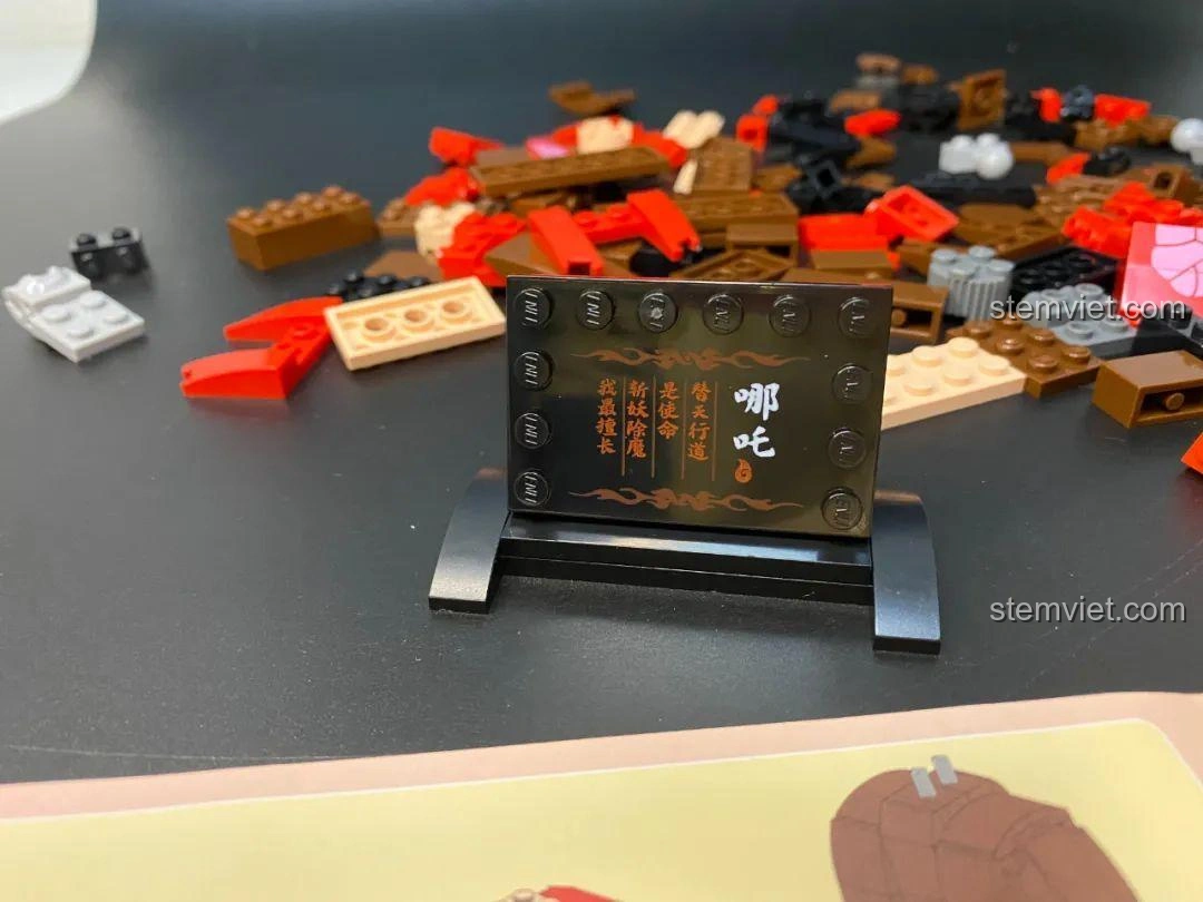 Lắp ráp Keeppley S0103 Na Tra: Bắt đầu với tấm bảng in câu nói kinh điển của Na Tra.