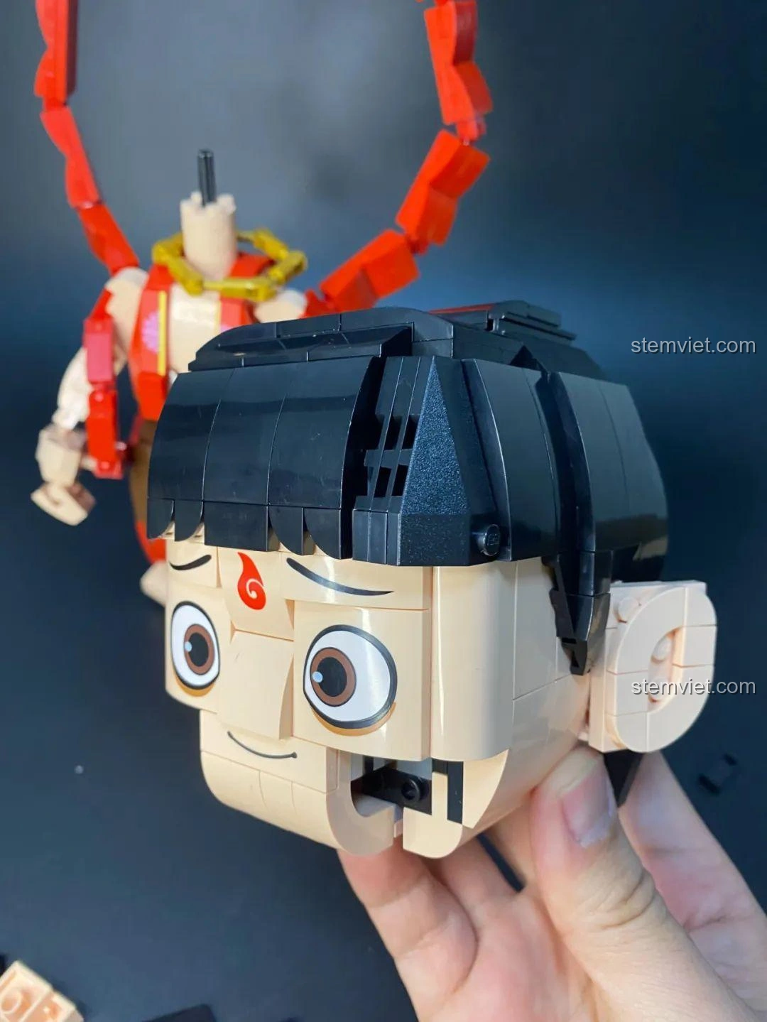 Đồ chơi mô hình Na Tra S0103: Lắp ráp hai búi tóc nhỏ xinh trên đầu.