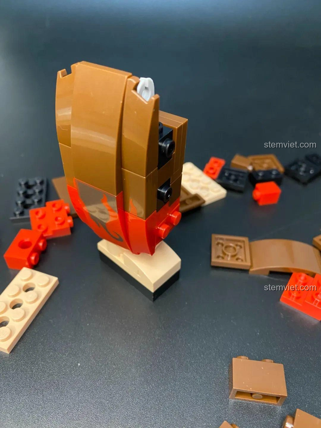 Bộ lắp ghép Na Tra Keeppley S0103: Phần chân mô hình đang được lắp ráp, có độ vững chãi.