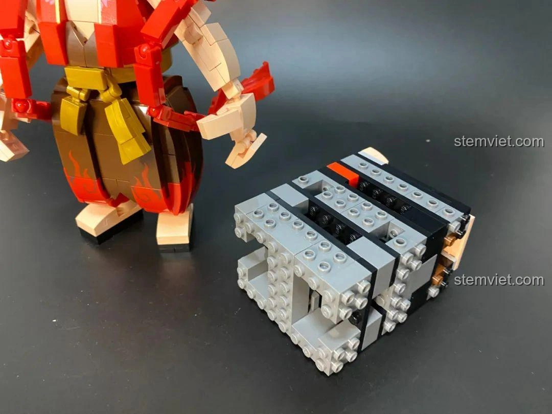 Keeppley S0103 Na Tra Ma Đồng Giáng Thế: Bắt đầu lắp các mảnh ghép bên ngoài cho đầu.