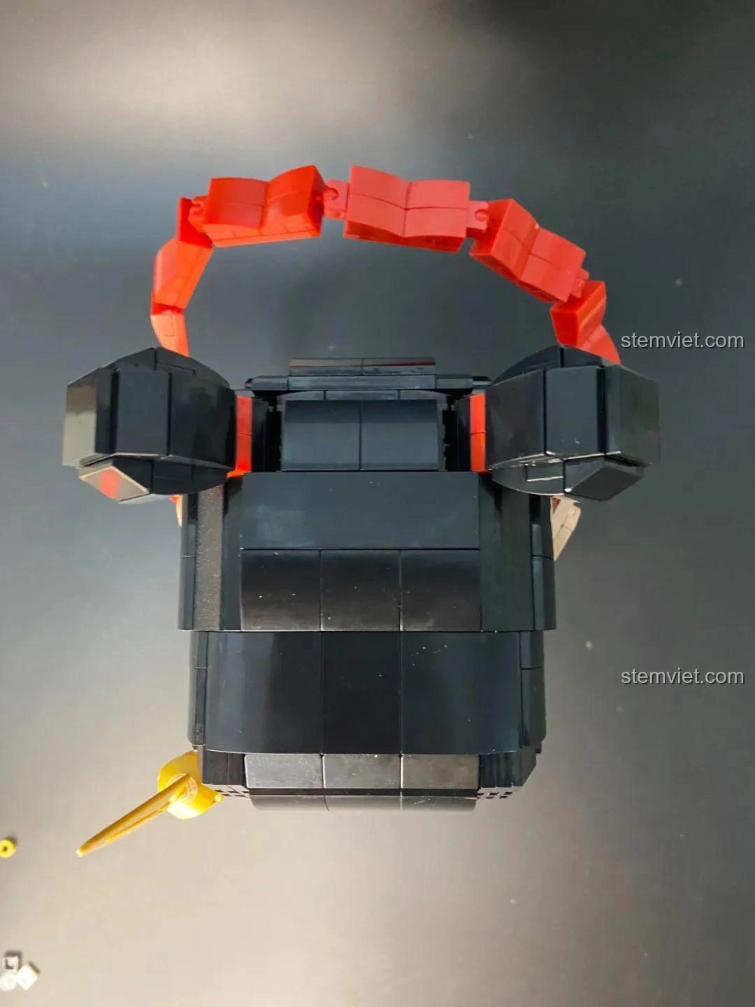 Đánh giá Keeppley S0103 Na Tra: Mô hình bị đầu nặng, dễ đổ về phía trước.