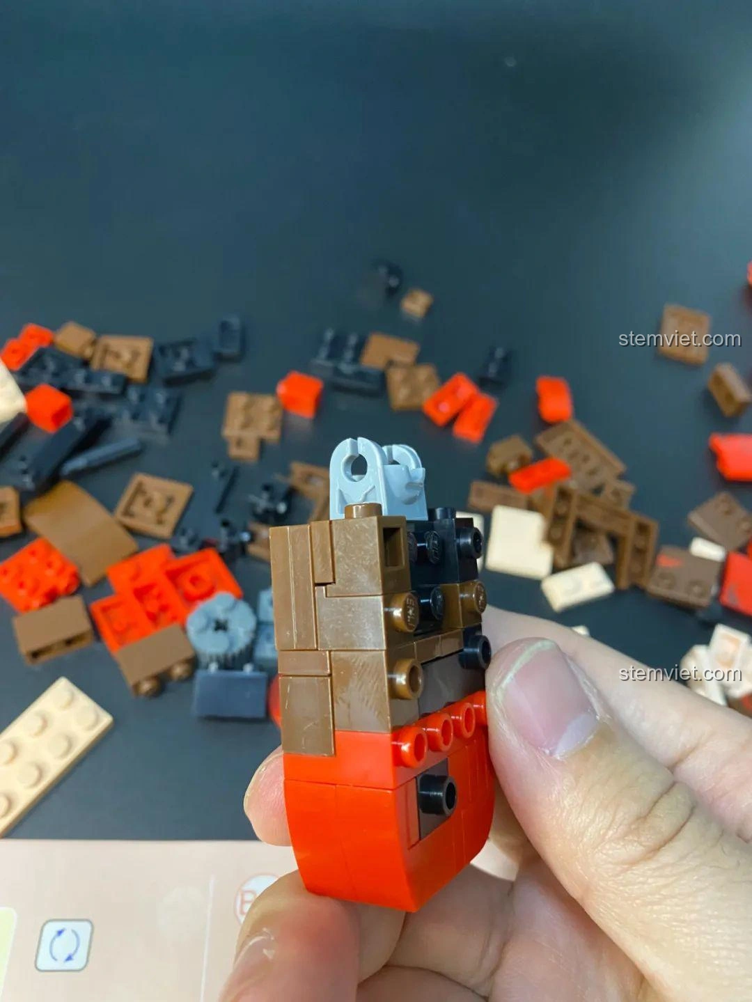 Lắp ráp Na Tra Ma Đồng Giáng Thế S0103: Chi tiết phần đùi với kỹ thuật lắp ráp phức tạp.