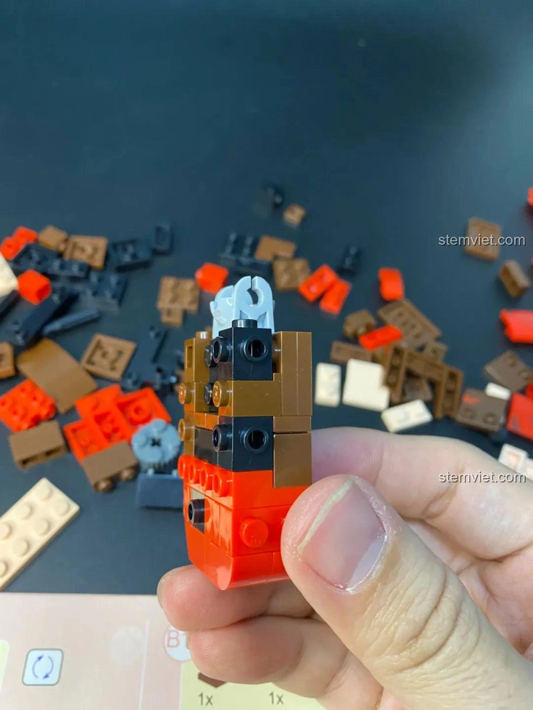 Keeppley S0103 Na Tra: Ứng dụng mảnh ghép hai mặt ở phần eo và hông mô hình.