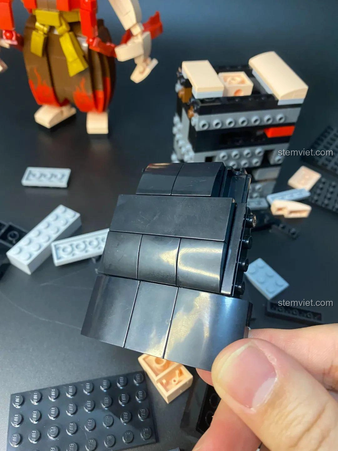 Đồ chơi mô hình Na Tra S0103: Gắn khuôn mặt vào khung đầu, Na Tra dần hoàn thiện.