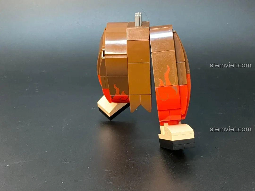 Review Keeppley S0103 Na Tra: Hai chân đã lắp xong, khớp cầu chỉ xoay trước sau.