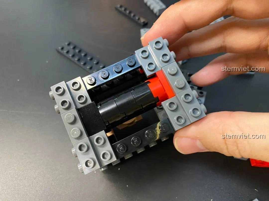 Bộ lắp ghép Na Tra Keeppley S0103: Khung đầu đã hoàn thành, sẵn sàng cho các chi tiết bên ngoài.