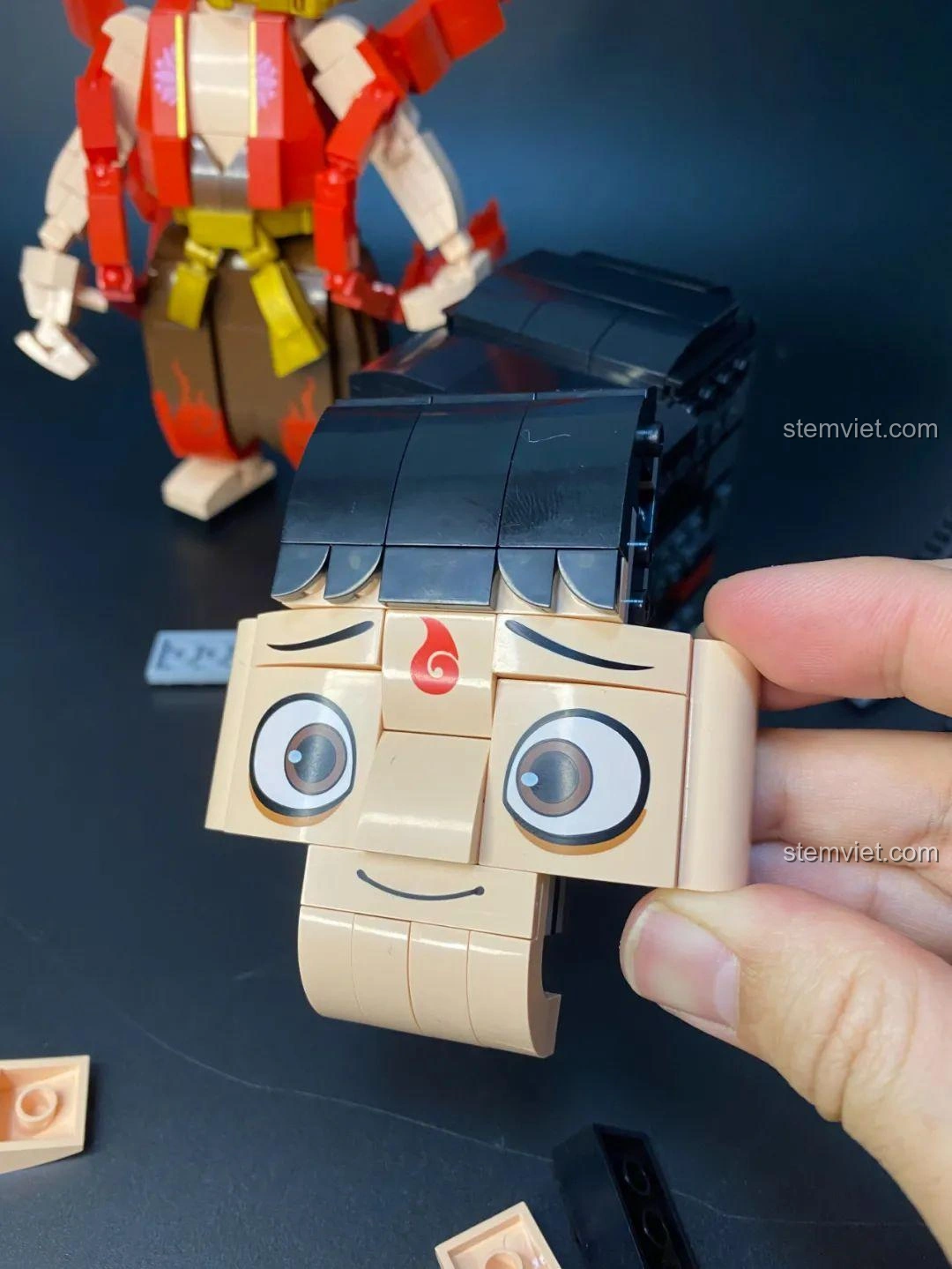 Đánh giá Keeppley S0103 Na Tra: Khuôn mặt hoàn thiện với đôi mắt to tròn và nụ cười.