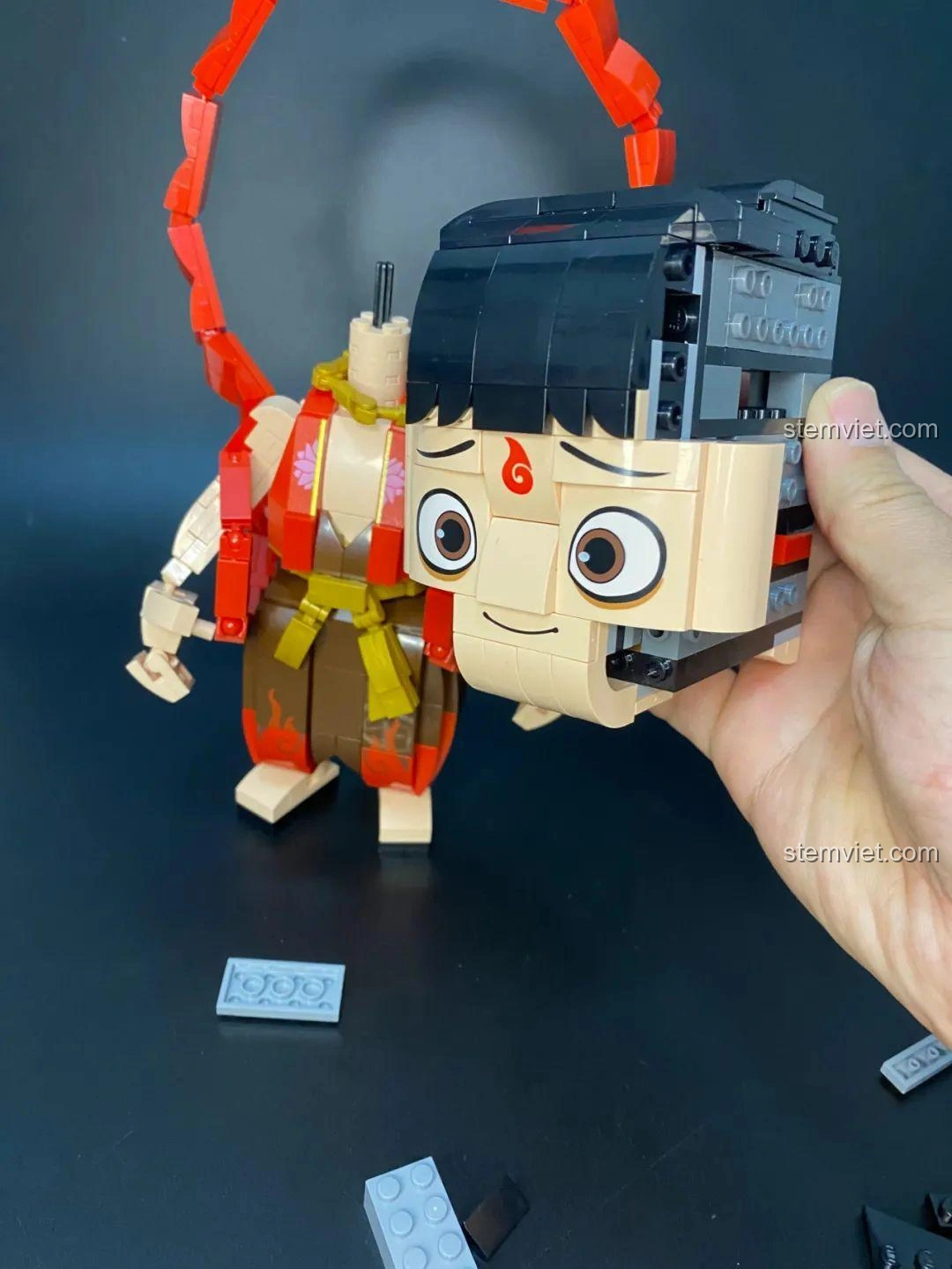 Keeppley S0103 Na Tra Ma Đồng Giáng Thế: Lắp ráp phần sau đầu, tạo hình khối tròn.