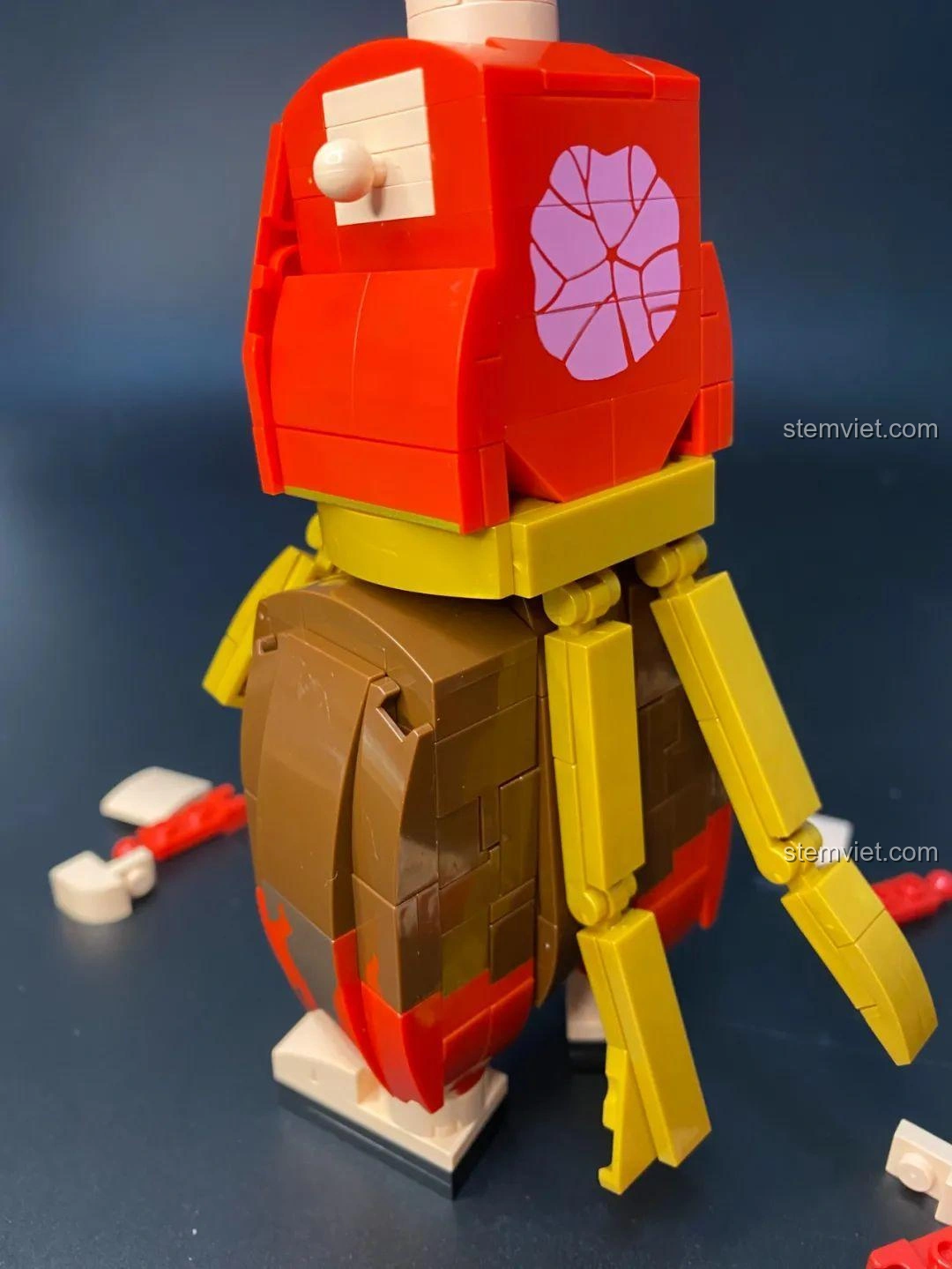 Đánh giá Keeppley S0103 Na Tra: Chi tiết bàn tay mô hình có vẻ hơi thô và to.