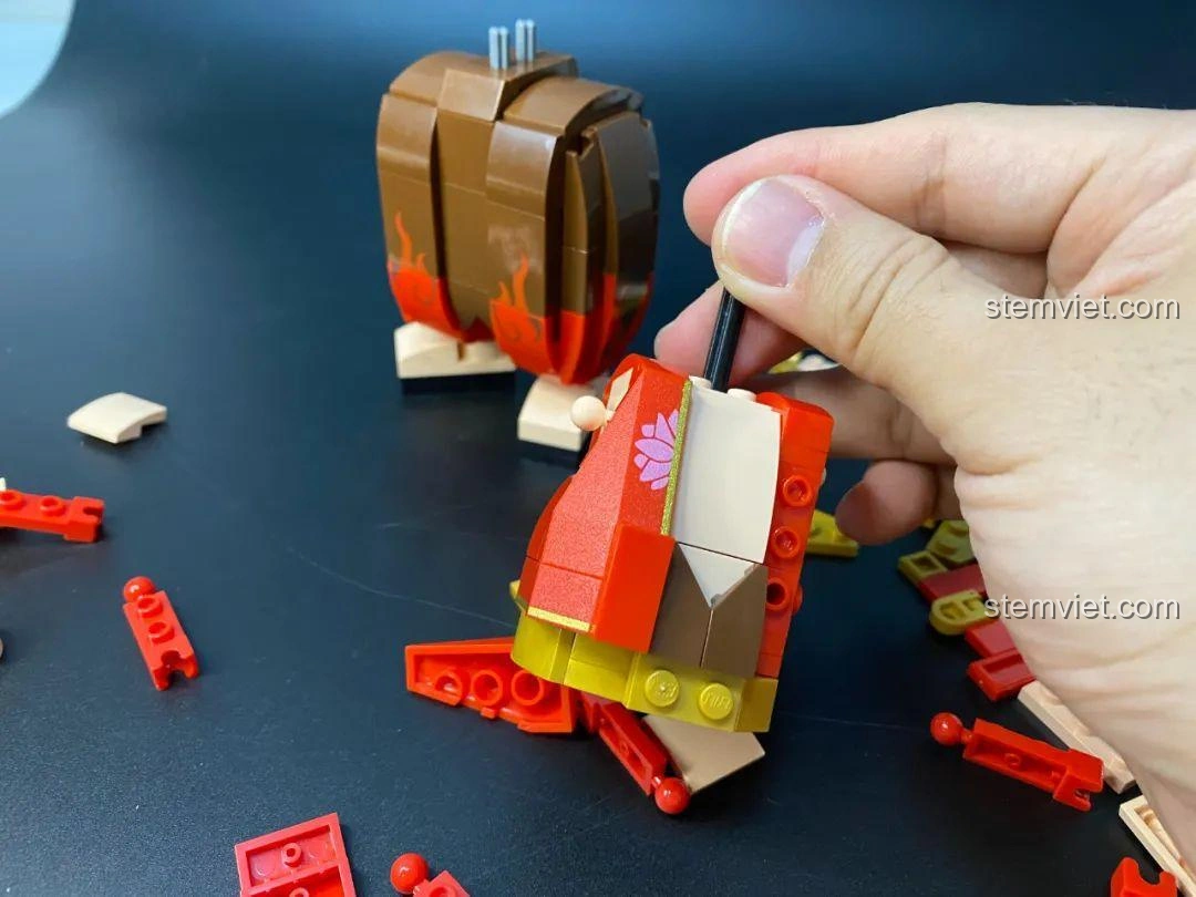 Bộ lắp ghép Na Tra Keeppley S0103: Thân trên đang hoàn thiện, thiết kế đẹp mắt.