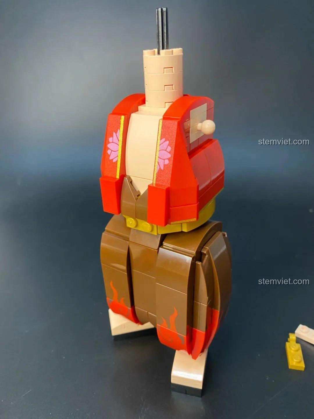 Đánh giá Keeppley S0103 Na Tra: Mặt sau thân trên với chi tiết in ấn sắc nét.