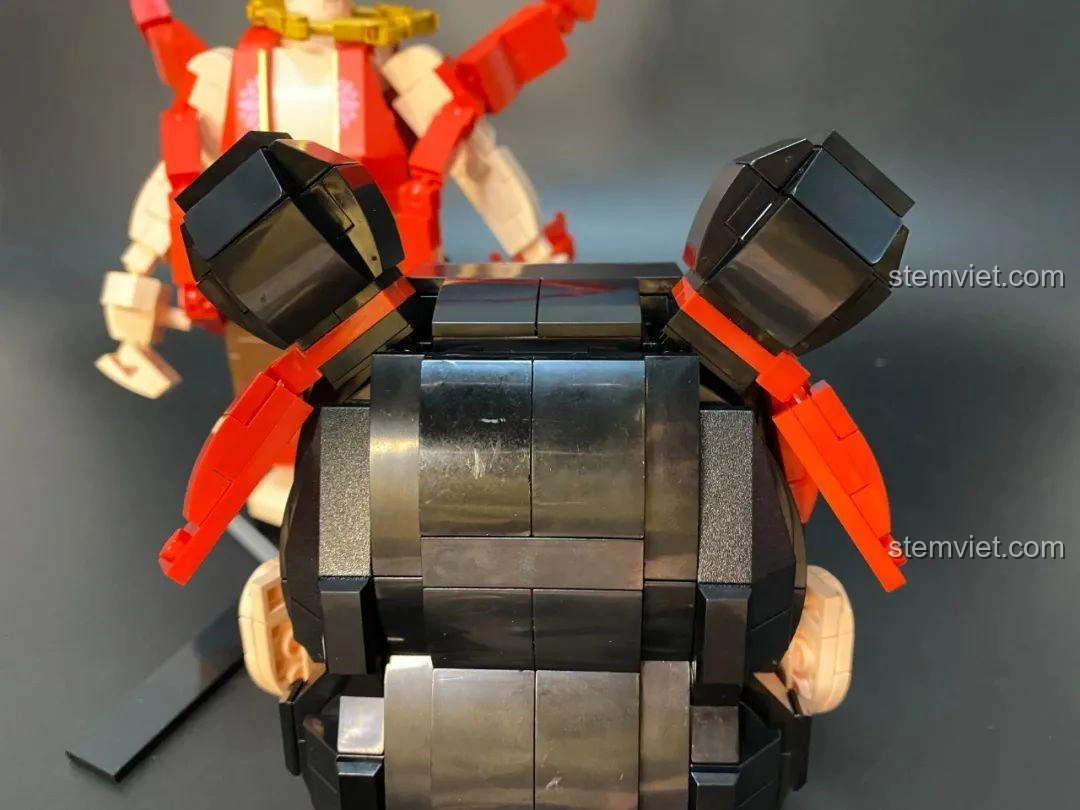 Đồ chơi mô hình Na Tra S0103: Ảnh góc nghiêng, thể hiện chi tiết trang phục và vũ khí.