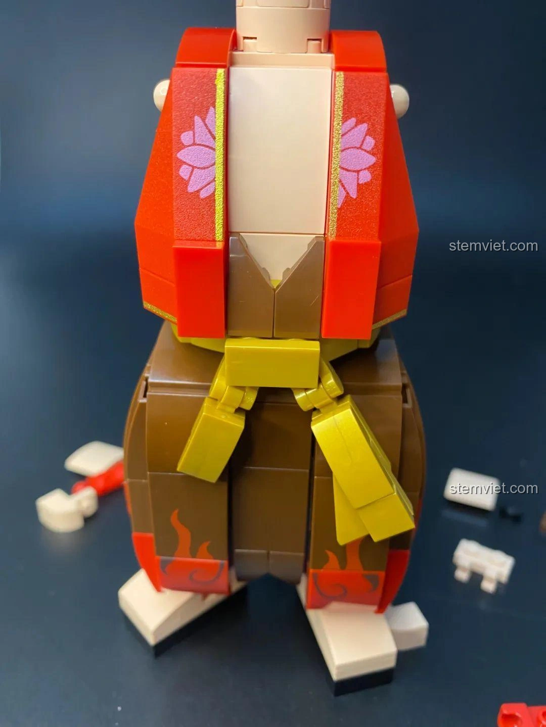 Bộ lắp ghép Na Tra Keeppley S0103: Thắt lưng vàng được gắn vào thân mô hình.