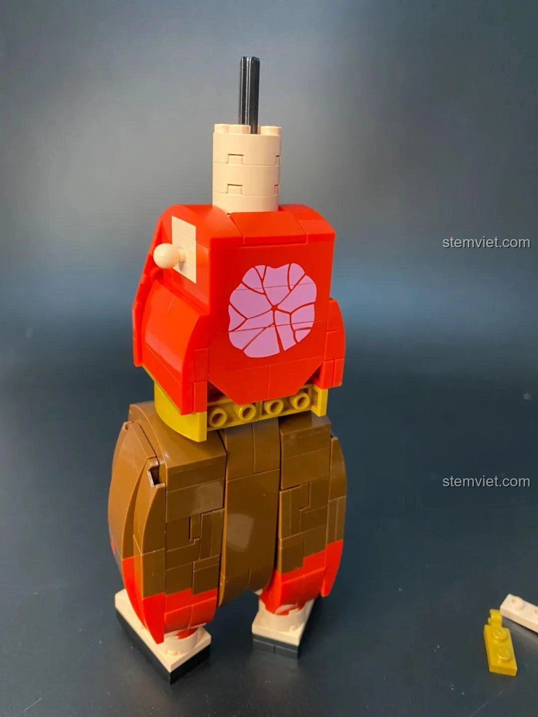 Keeppley S0103 Na Tra Ma Đồng Giáng Thế: Chi tiết thắt lưng bất đối xứng, có khớp.