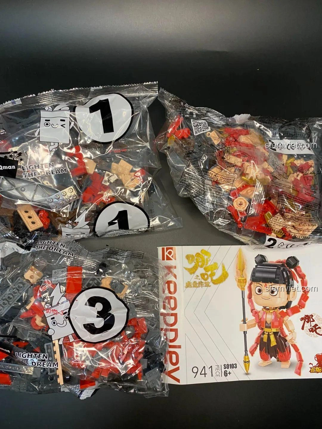 Bộ lắp ghép Na Tra Ma Đồng Giáng Thế S0103: Các túi mảnh ghép được đánh số và sách hướng dẫn.