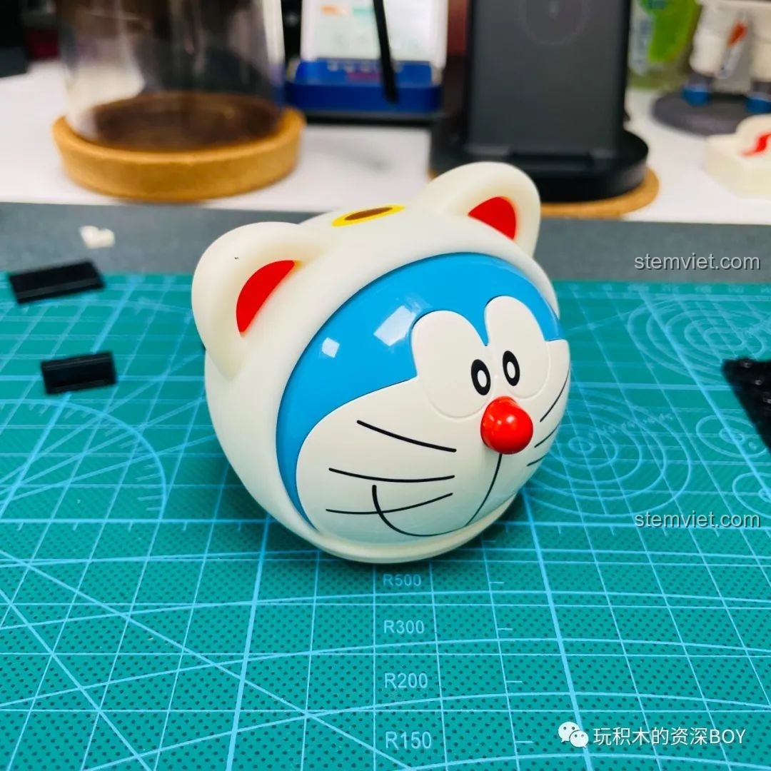 Mô hình Doraemon Mèo Thần Tài K20412 đã hoàn thiện và đặt trên đế trưng bày, sẵn sàng để trưng bày.