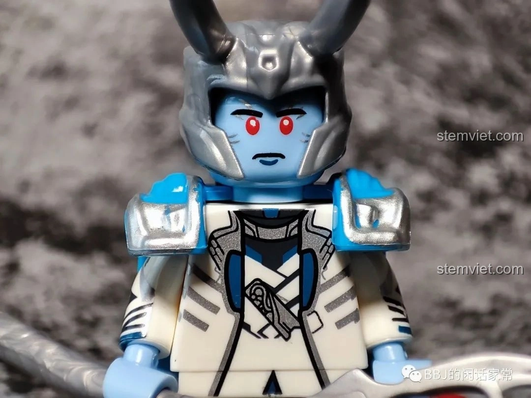 Minifigure Loki KF1552 Kopf cầm quyền trượng bạc mới, thể hiện sự đa dạng phụ kiện của bộ đồ chơi lắp ghép Loki Marvel.