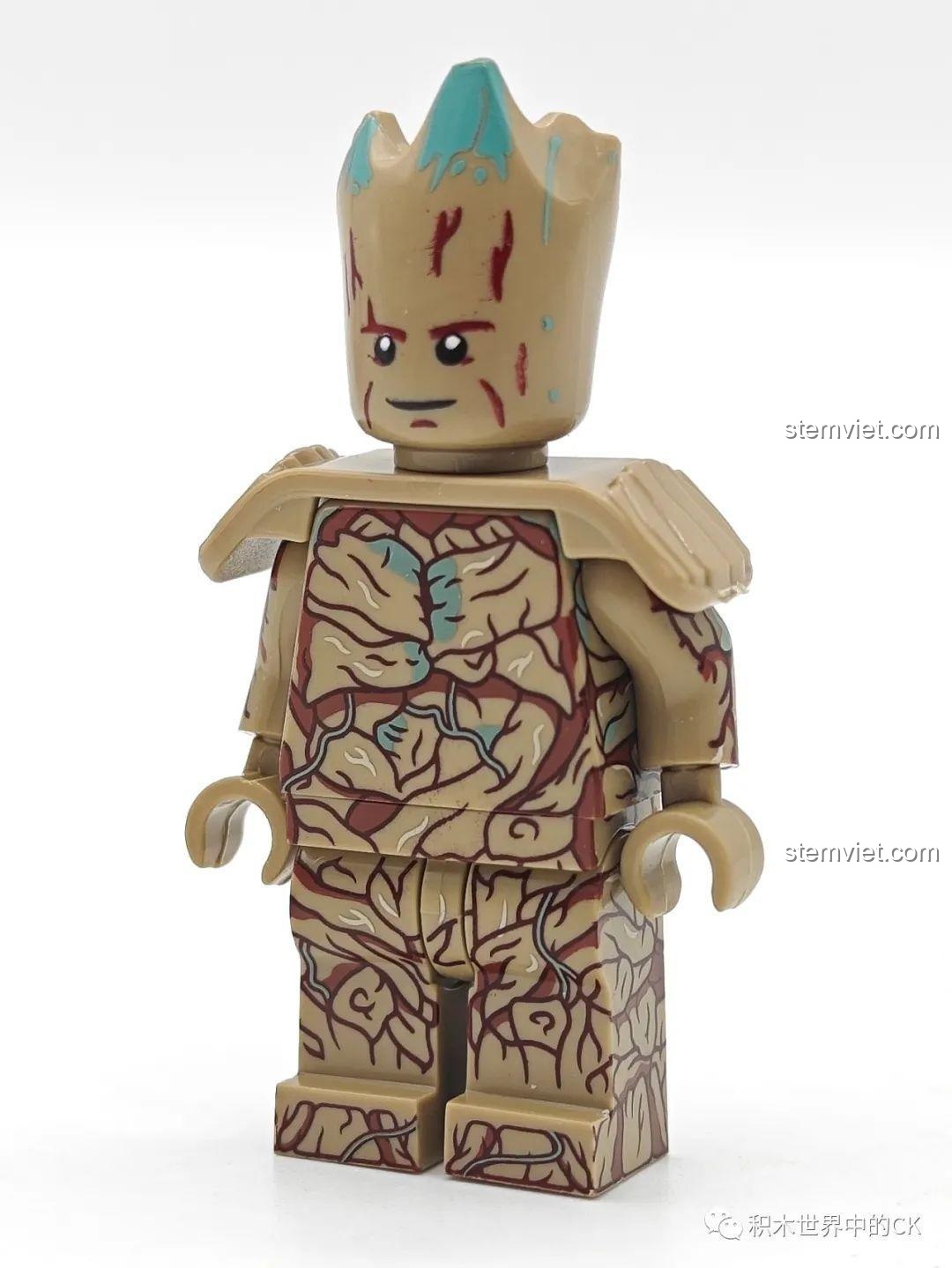 Cận cảnh minifigure Groot KORUIT XP-535 với chi tiết vân gỗ trên khắp cơ thể, một món đồ chơi lắp ráp Groot cho trẻ từ 6 tuổi.