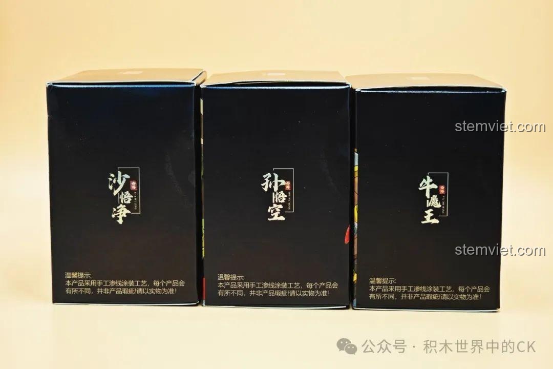 Ba hộp mô hình Kuzao Tây Du Ký Đại Nhân Tử Sa Ngộ Tịnh, Tôn Ngộ Không, Ngưu Ma Vương nhìn từ cạnh bên, đơn giản và tinh tế.