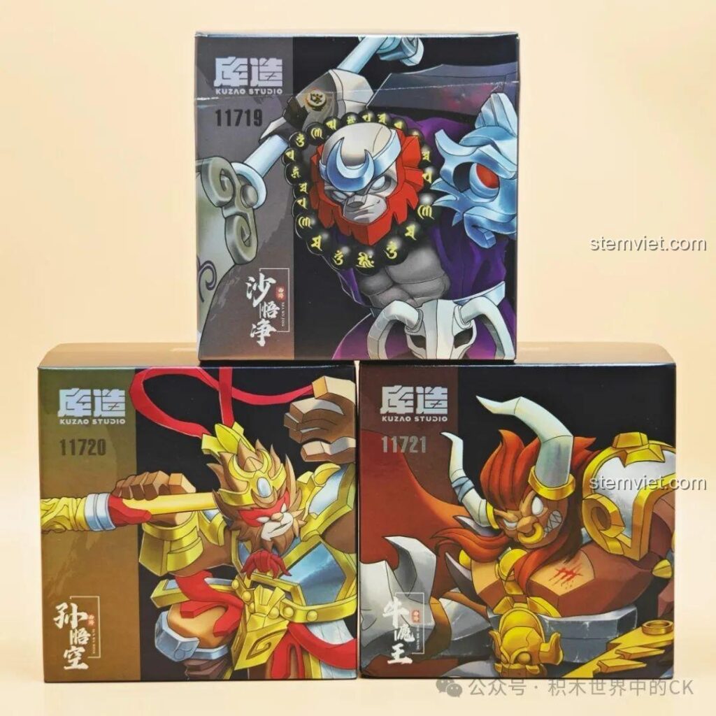 Ba hộp mô hình Kuzao Tây Du Ký Đại Nhân Tử Sa Ngộ Tịnh, Tôn Ngộ Không, Ngưu Ma Vương xếp chồng lên nhau, thể hiện bao bì sản phẩm.