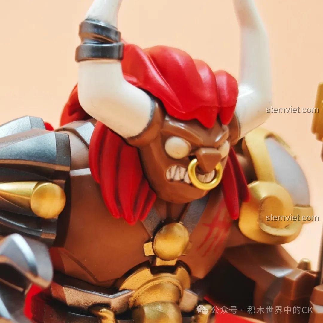 Cận cảnh chi tiết giáp chân và biểu tượng đầu lâu trên giáp của mô hình Ngưu Ma Vương Kuzao Tây Du Ký Đại Nhân Tử.