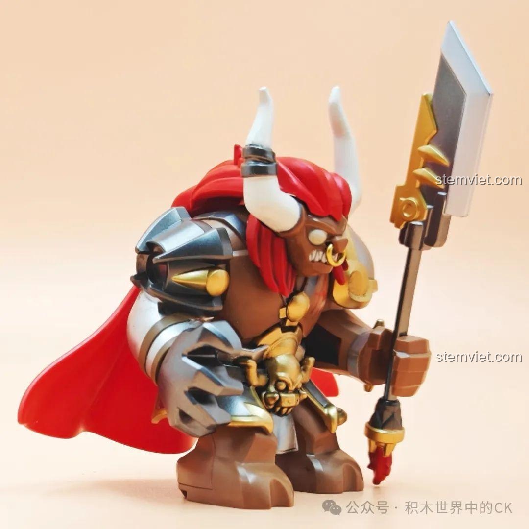 Cận cảnh chi tiết rìu chiến của mô hình Ngưu Ma Vương Kuzao Tây Du Ký Đại Nhân Tử, với các họa tiết chạm khắc tinh xảo.