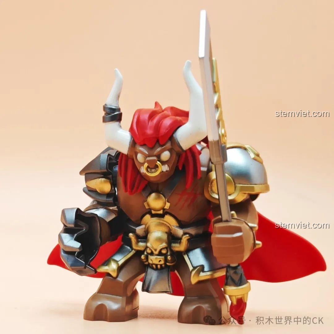 Mô hình Ngưu Ma Vương Kuzao Tây Du Ký Đại Nhân Tử nhìn từ góc nghiêng, cho thấy chi tiết áo choàng và rìu chiến.